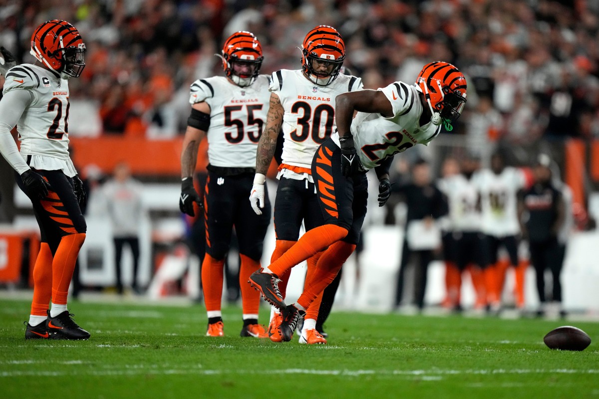 Cincinnati Bengals cornerback Chidobe Awuzie (22) limps off the field in the second quarter during an NFL Week 8 game against the Cleveland Browns, Monday, Oct. 31, 2022, at FirstEnergy Stadium in Cleveland. Nfl Cincinnati Bengals At Cleveland Browns Oct 31 0022